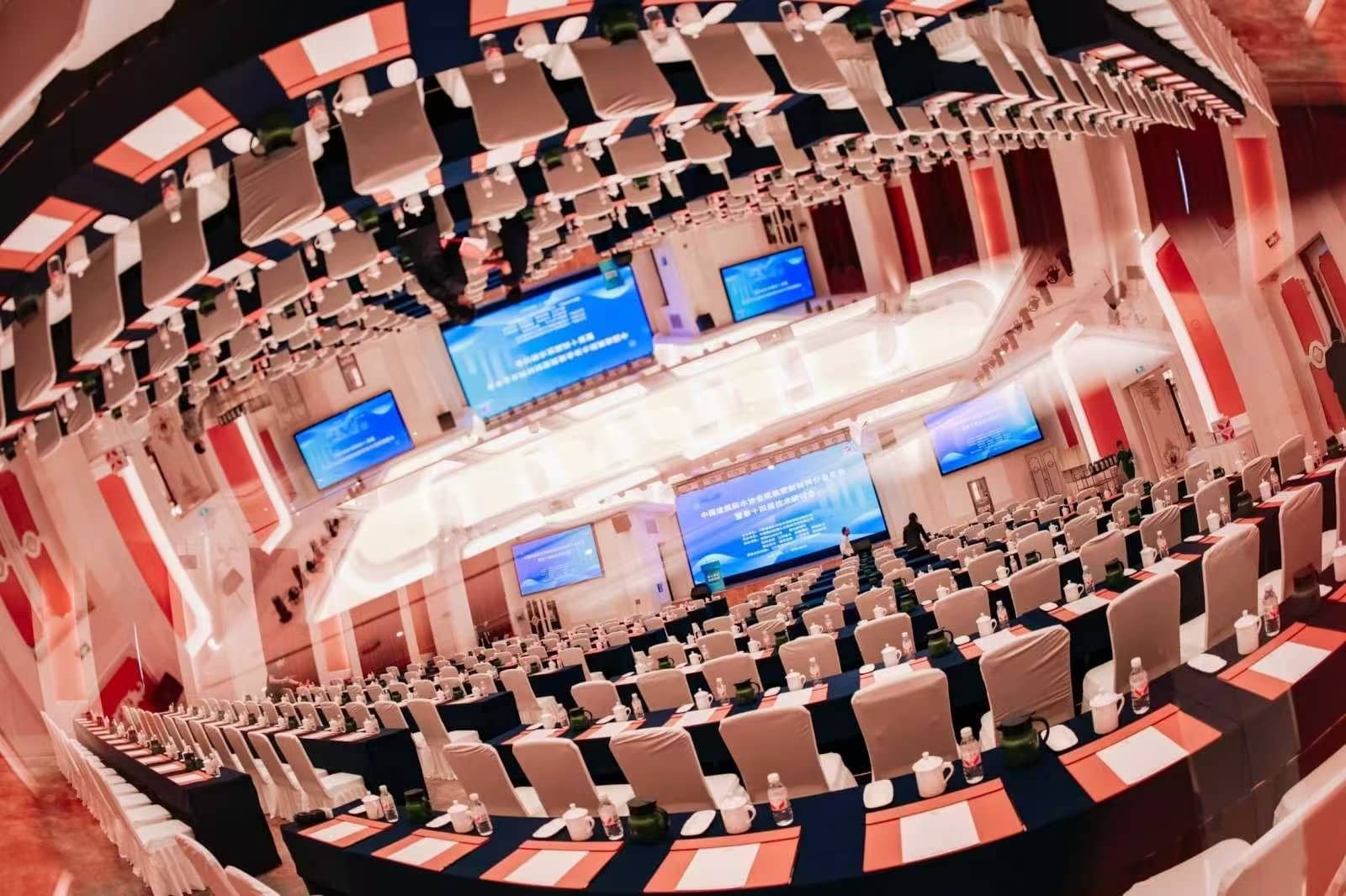 Con el lema "Cultivo diligente y avances continuos", Suzhou Tophung Machinery participa en la Conferencia Anual de la Industria de Materiales de Sellado 2025.